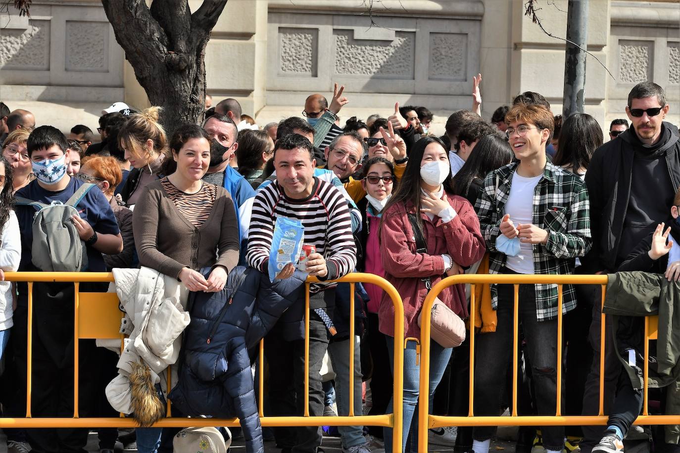 Público de la mascletà de la Plaza del Ayuntamiento este jueves.