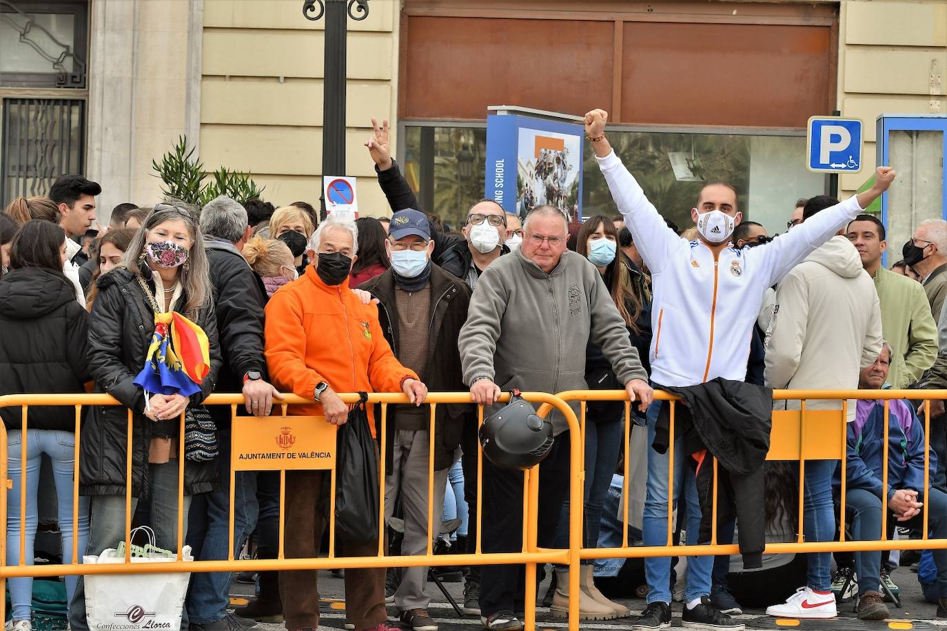 Público de la mascletà de la Plaza del Ayuntamiento este jueves.