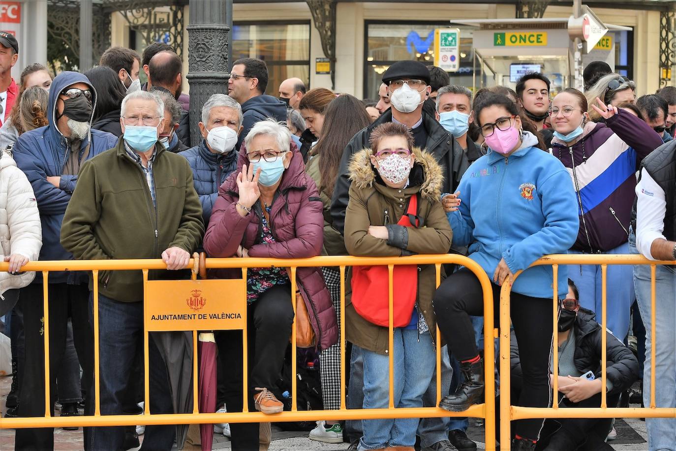 Público de la mascletà de la Plaza del Ayuntamiento este jueves.