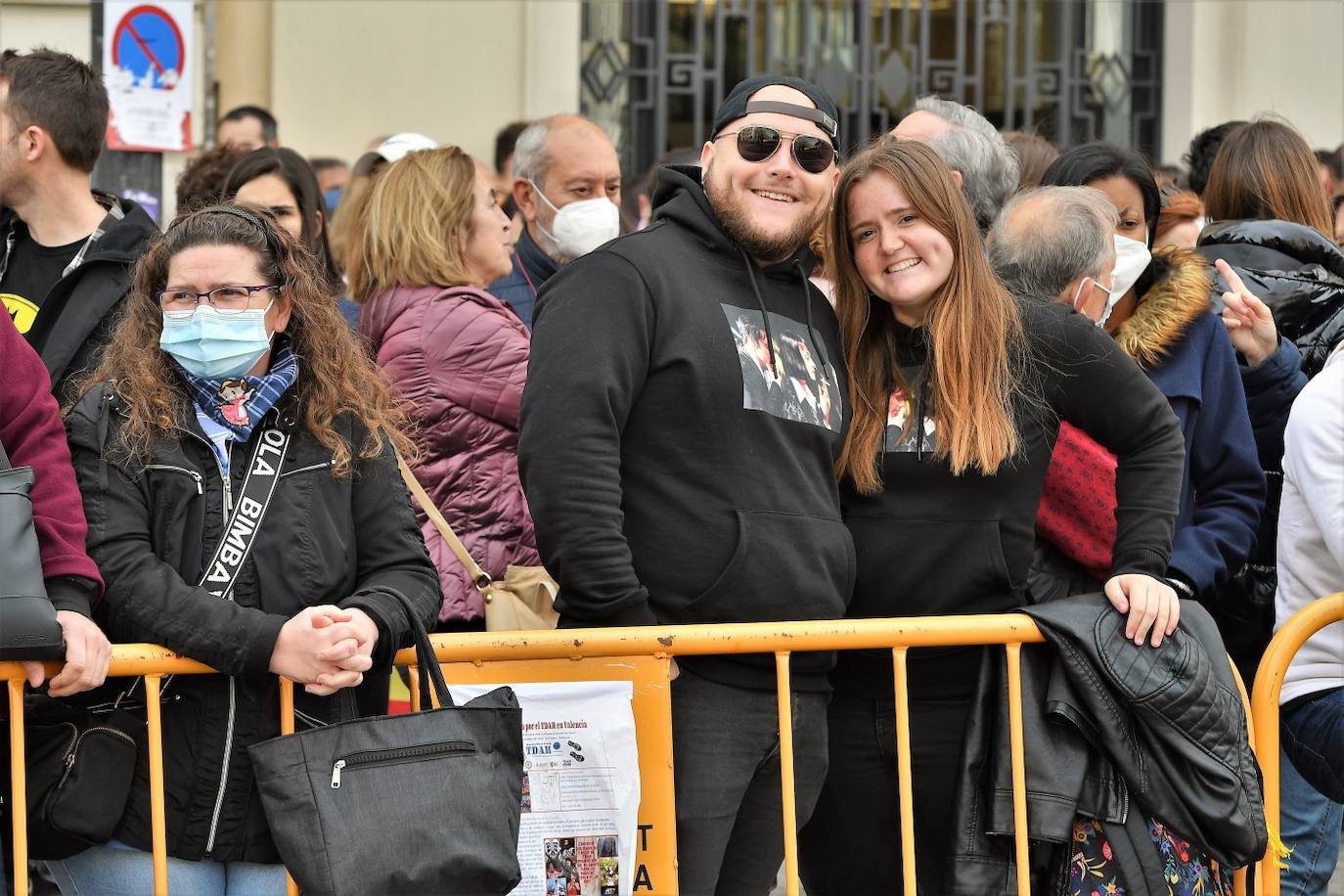 Público de la mascletà de la Plaza del Ayuntamiento este jueves.