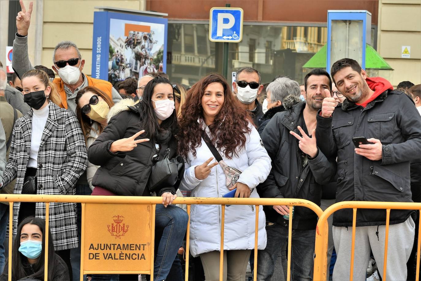 Público de la mascletà de la Plaza del Ayuntamiento este jueves.