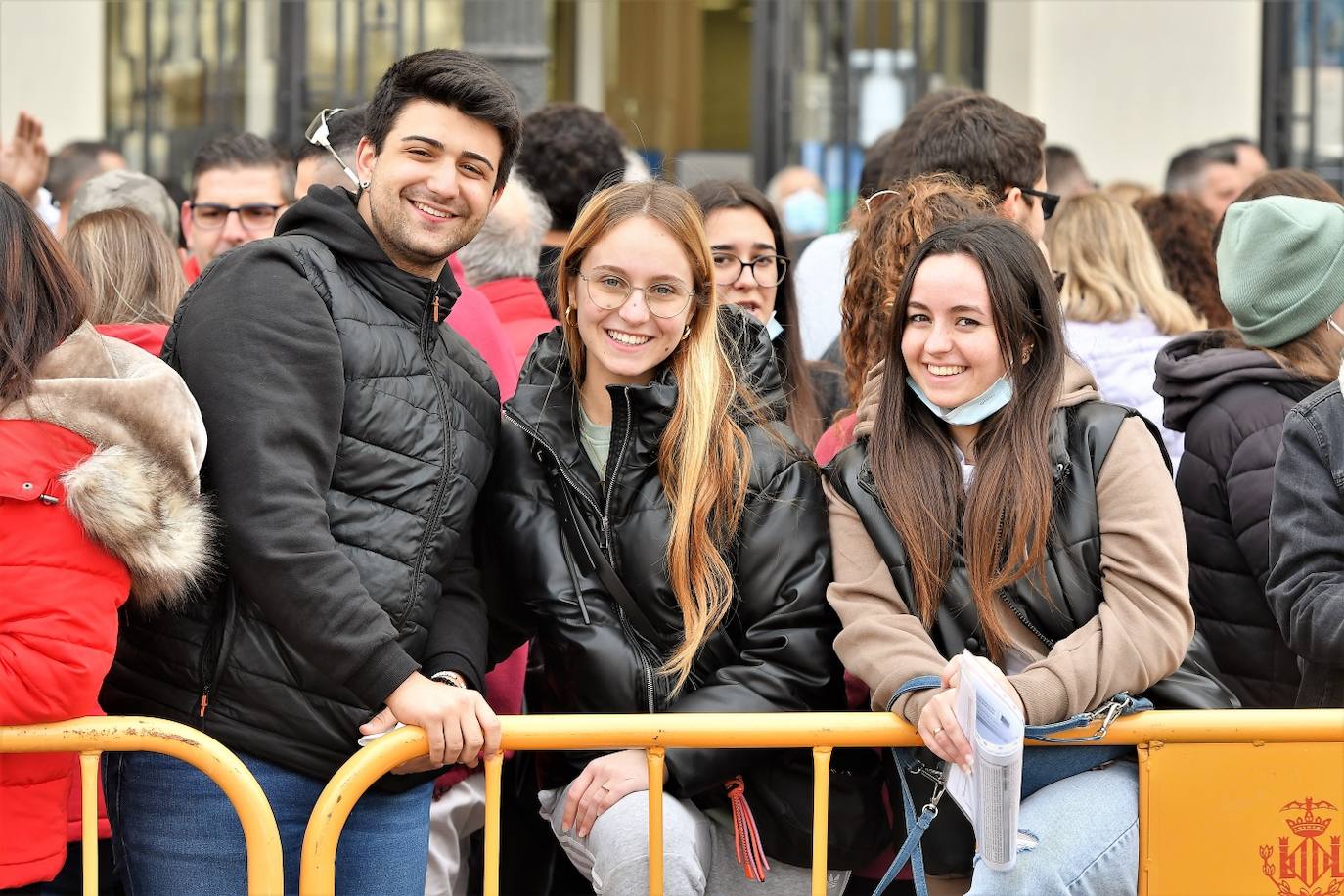 Público de la mascletà de la Plaza del Ayuntamiento este jueves.