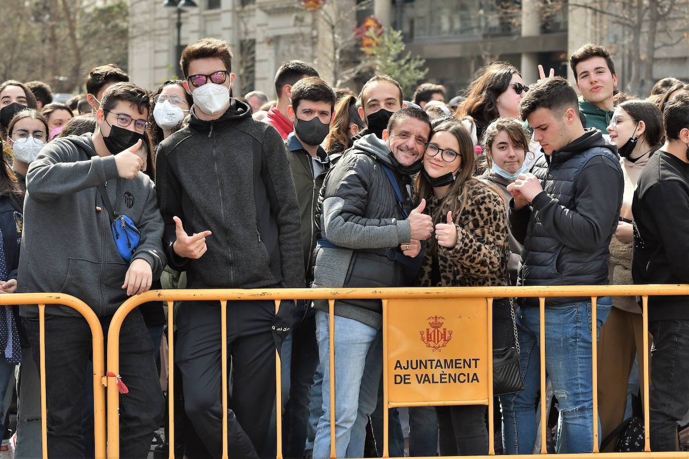 Público de la mascletà de la Plaza del Ayuntamiento este jueves.