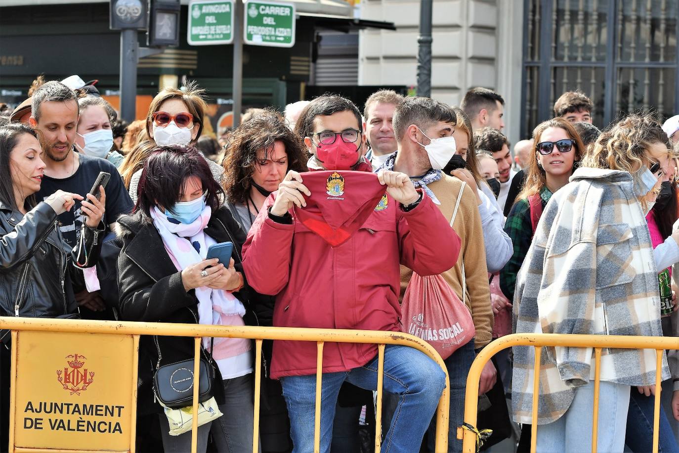 Público de la mascletà de la Plaza del Ayuntamiento este jueves.