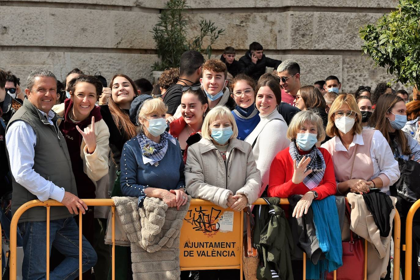 Público de la mascletà de la Plaza del Ayuntamiento este jueves.