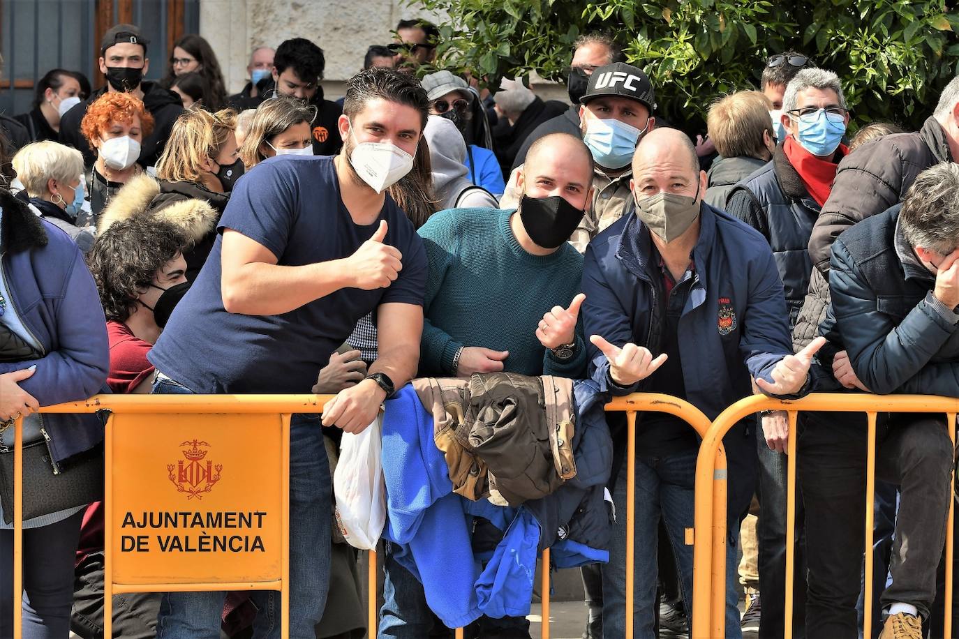 Público de la mascletà de la Plaza del Ayuntamiento este jueves.