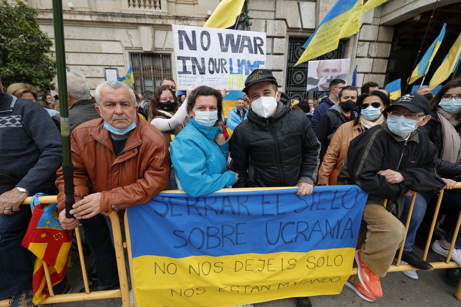 Fotos: Concentración a favor de Ucrania durante la mascletà