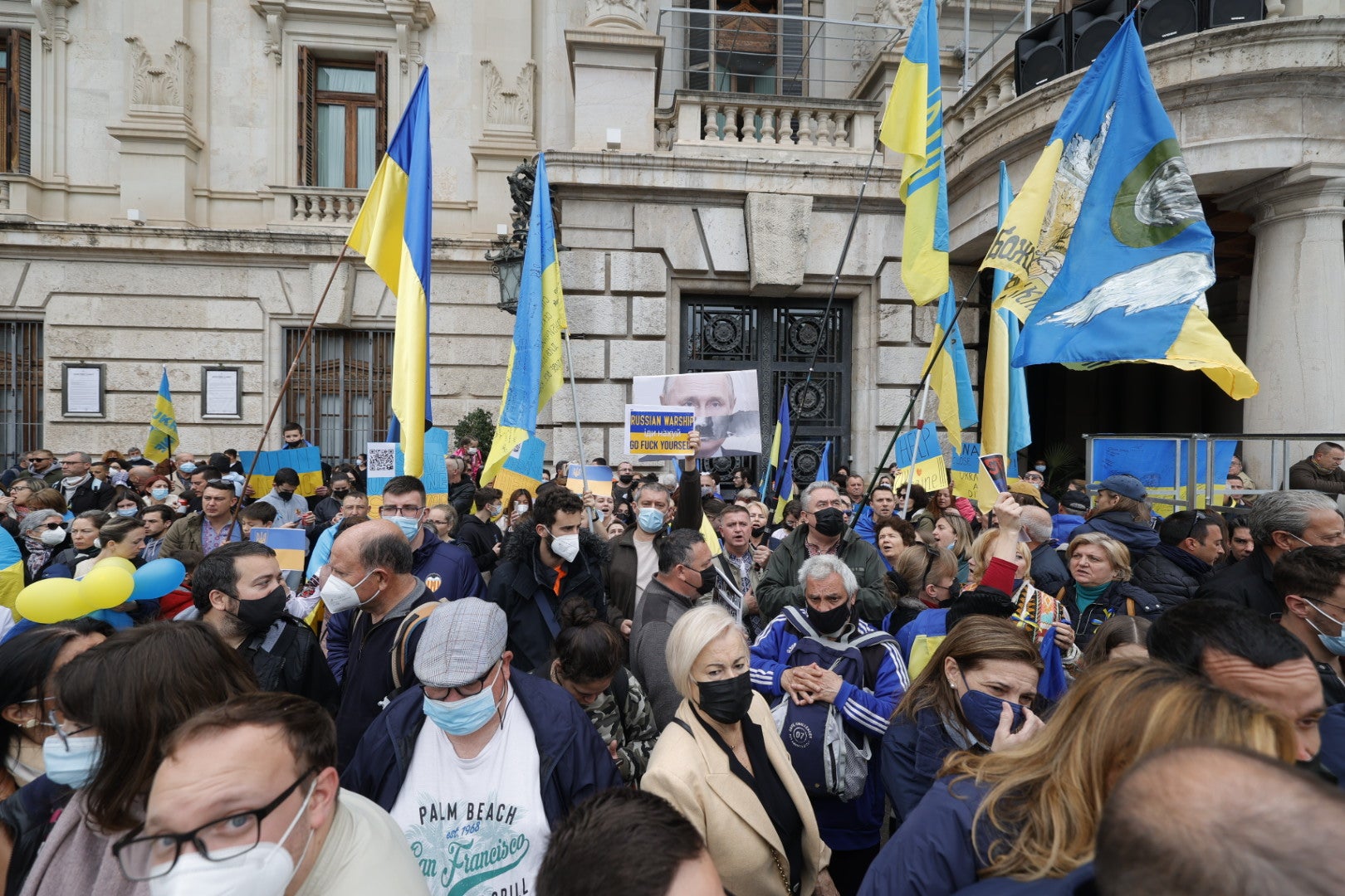 Fotos: Concentración a favor de Ucrania durante la mascletà