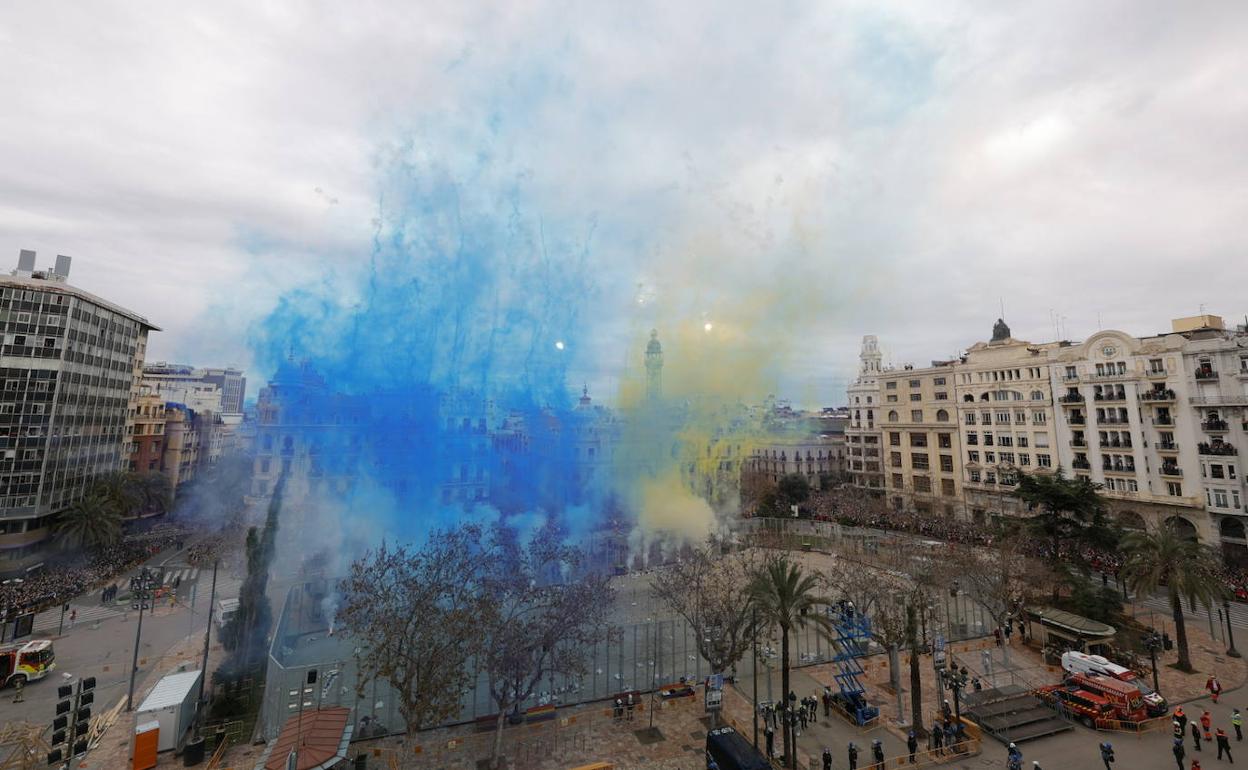 Mascletà con los colores de la bandera ucraniana