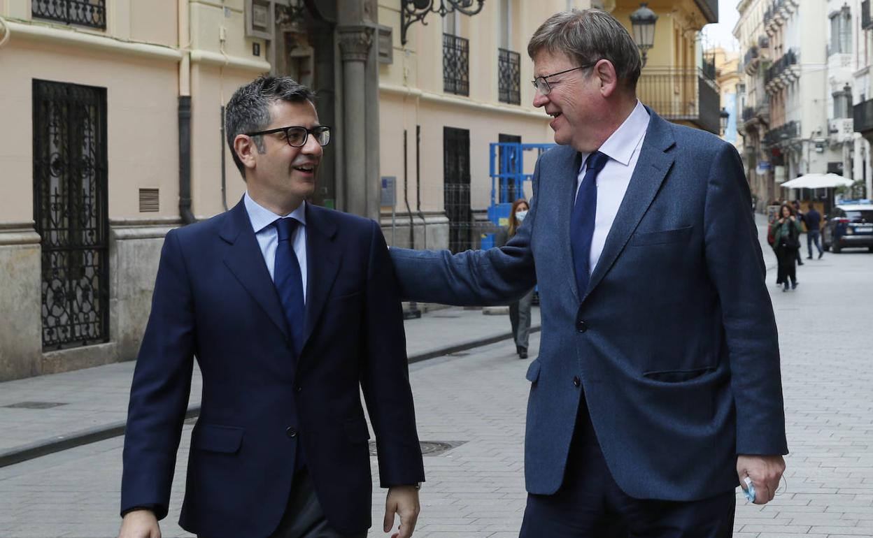 El president de la Generalitat, Ximo Puig, conversa con el ministro de la Presidencia, Félix Bolaños. 