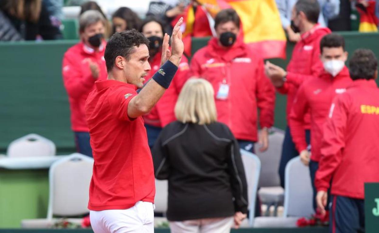 Bautista celebra el triunfo ante Copil.