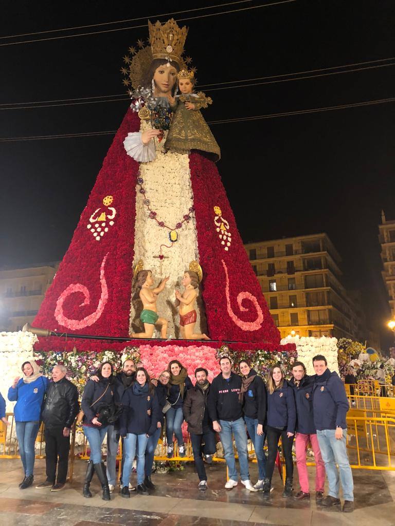 Un grupo de falleros de la comisión junto a la Virgen tras la Ofrenda en 2019.