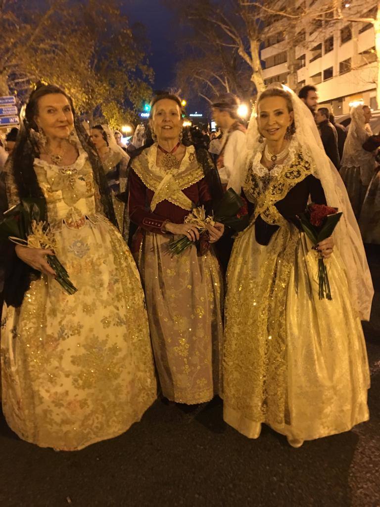 Mª Teresa Monsonís, Elisa Lassala y Mayren Beneyto antes de salir en la Ofrenda.