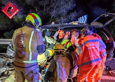 Imagen secundaria 1 - Imágenes del rescate de las dos mujeres heridas en el accidente de tráfico. 