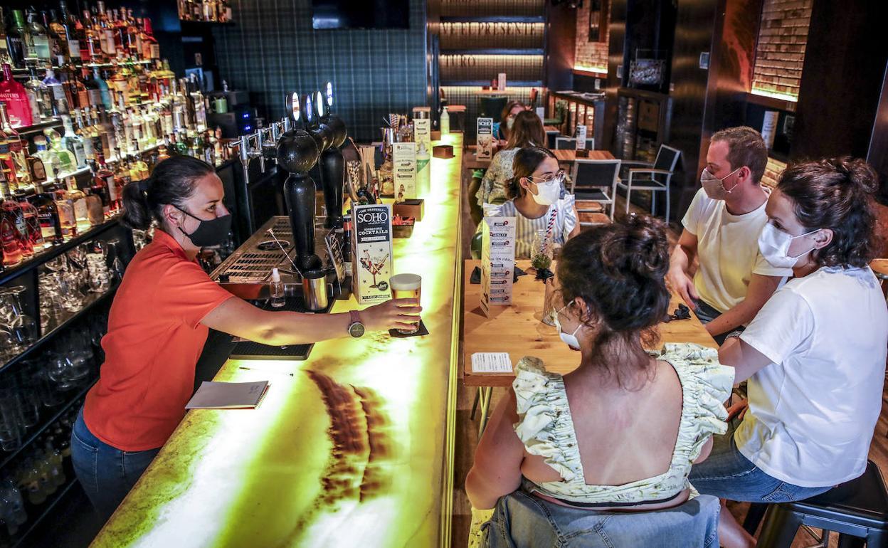 Varias personas en un bar. 