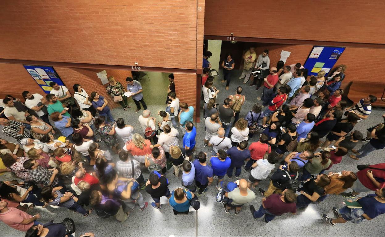 Asistentes a los exámenes de las oposiciones sanitarias de 2018 en la Universitat de València.