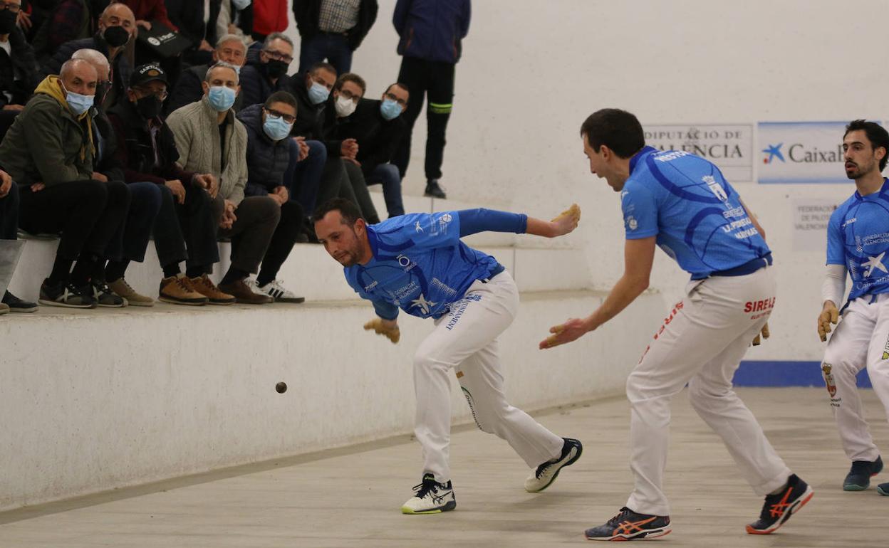 Tomàs II corre para salvar una pelota que no ha quedado parada en la escala. 