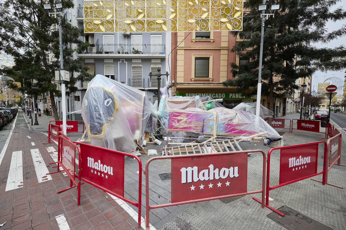 Fotos: Fallas cubiertas de plástico por las lluvias