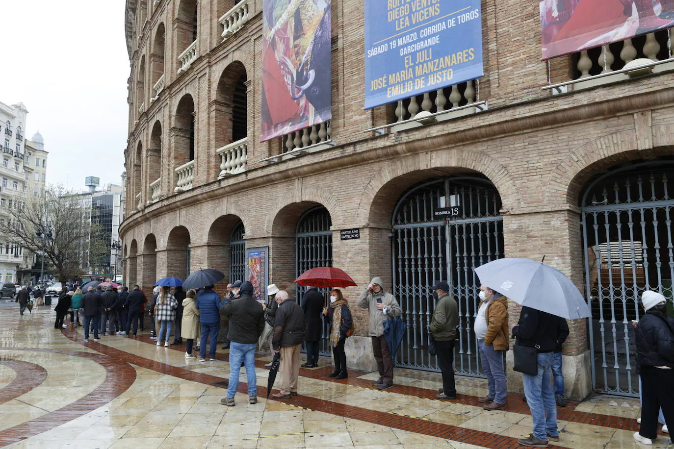 Fotos: Colas bajo la lluvia en la Plaza de Toros de Valencia para comprar  entradas para la Feria de Fallas | Las Provincias