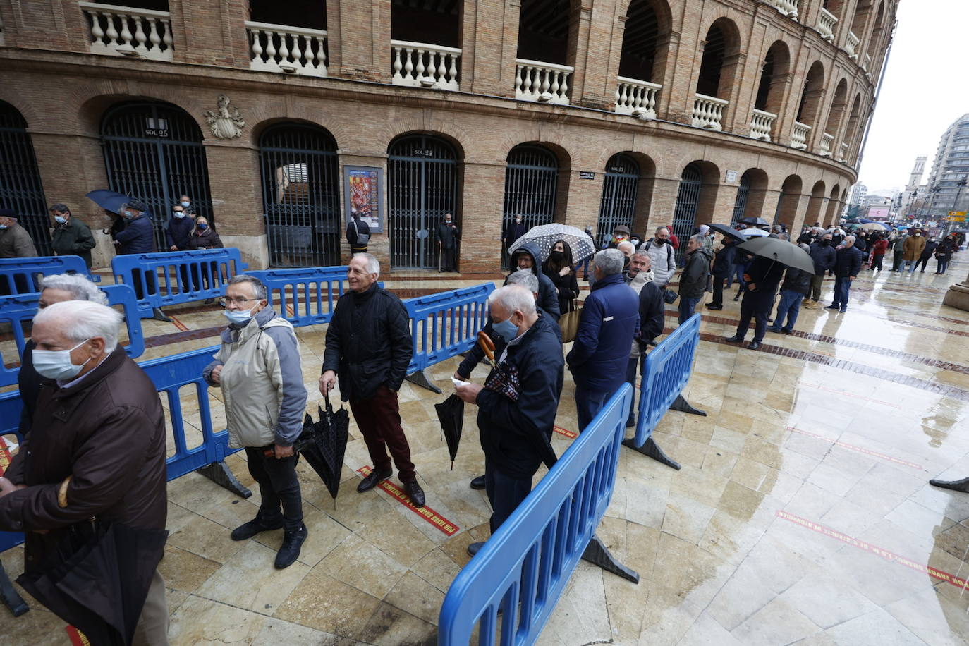 Fotos: Colas bajo la lluvia en la Plaza de Toros de Valencia para comprar entradas para la Feria de Fallas