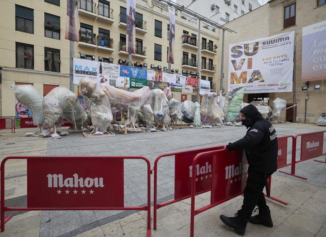 Piezas de la falla del Pilar, cubiertas con plástico. iván arlandis