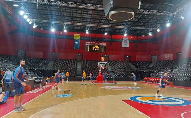 El Valencia Basket, durante el entrenamiento en el Ekinox Arena. 