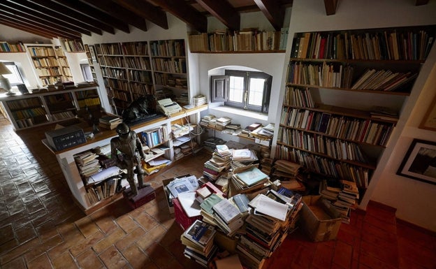 Detalle de la biblioteca del poeta en Elca. 