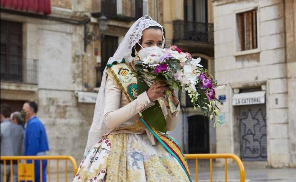 Primer día de ofrenda de las fallas 2021.