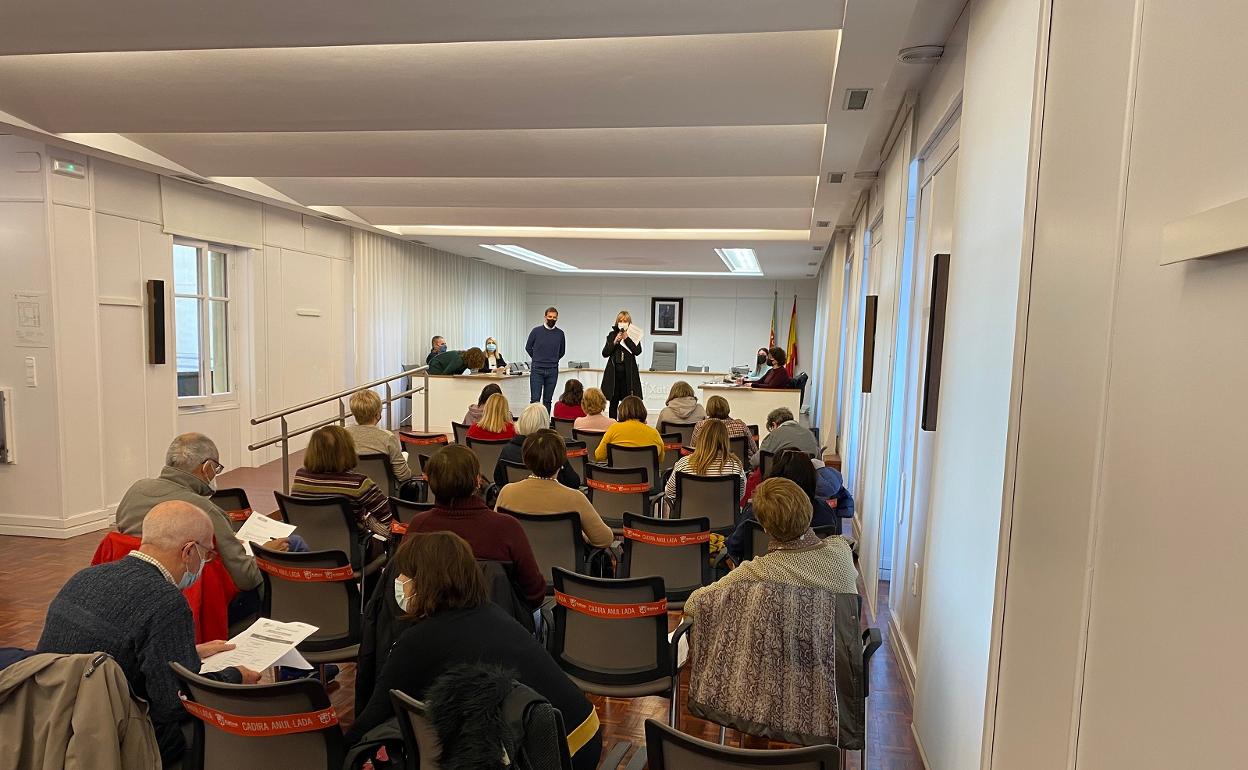 Momento de la reunión de coordinación con los colectivos sociales en el Ayuntamiento de Xàtiva. 