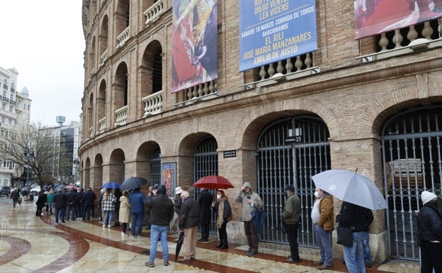 Muchos aficionados se han concentrado en la plaza de toros para adquirir una entrada en el regreso de los toros en Fallas. 