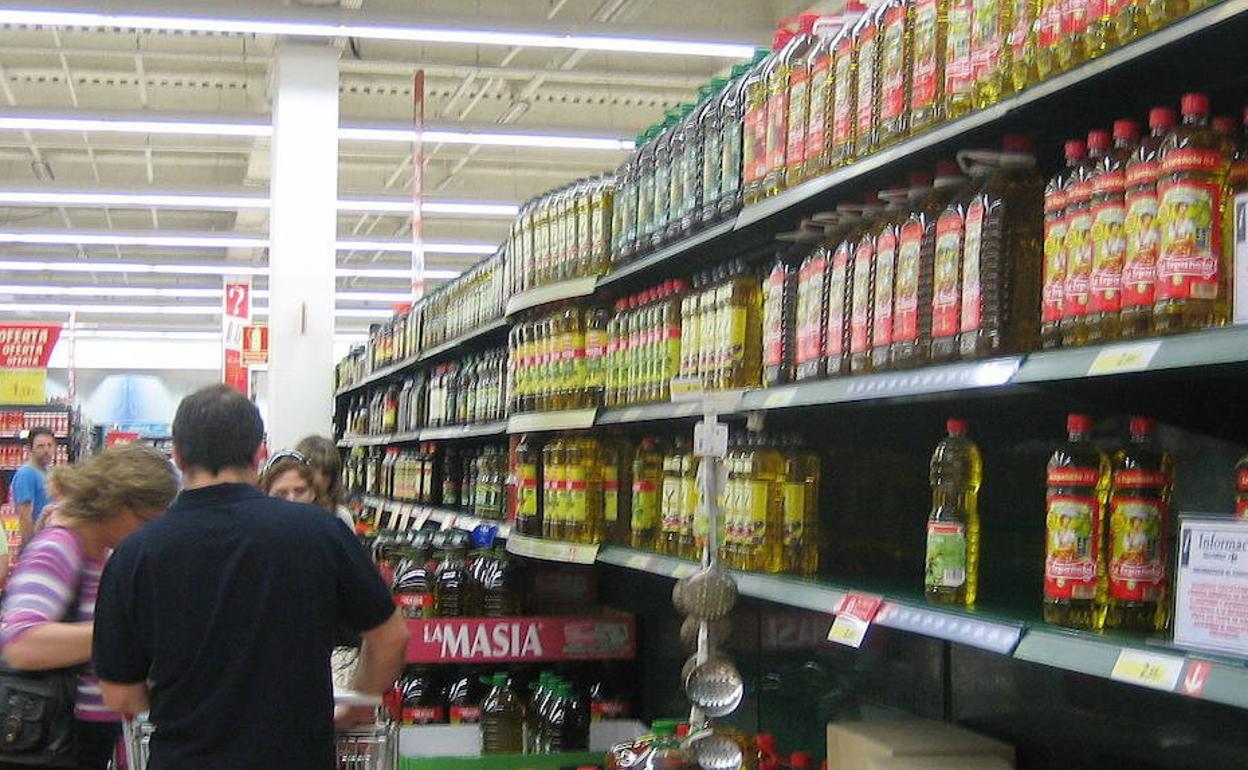 Imagen de archivo de un lineal de venta de aceite en un supermercado. 