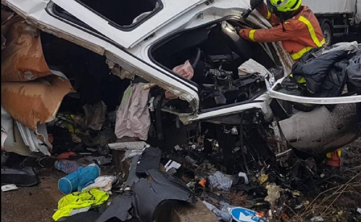 Accidente entre un coche y un camión en Chelva. 