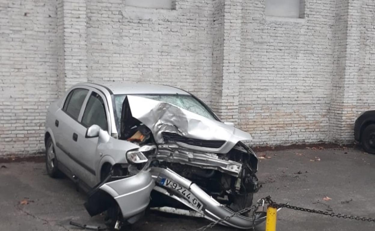 Estado en el que ha quedado el coche tras chocar contra el árbol. 