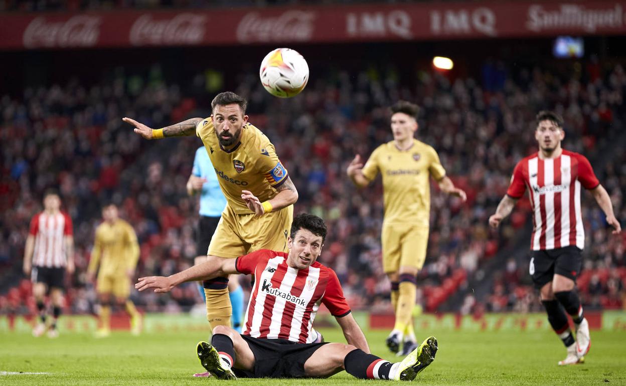 Morales cabecea ante Vesga, autor del primer tanto del Athletic. 