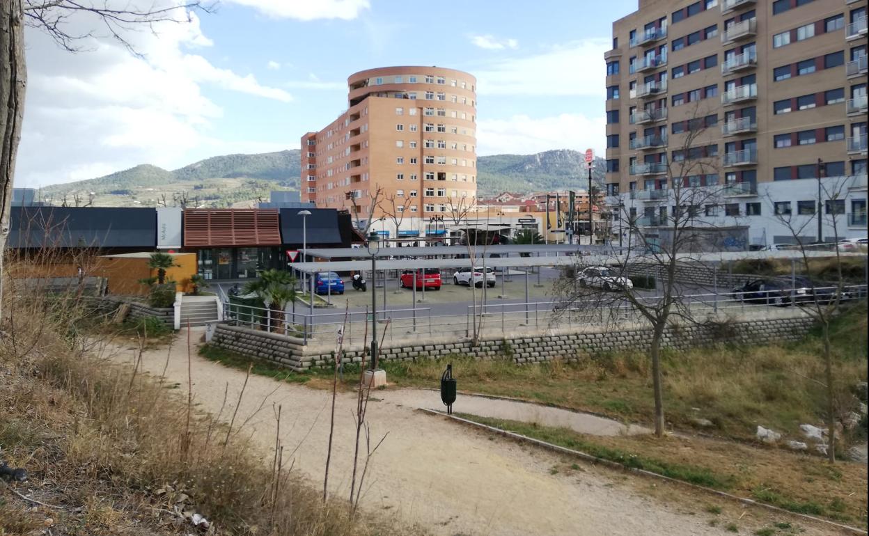 Los ecologistas denuncian que el aparcamiento del establecimiento debería ser subterráneo. 