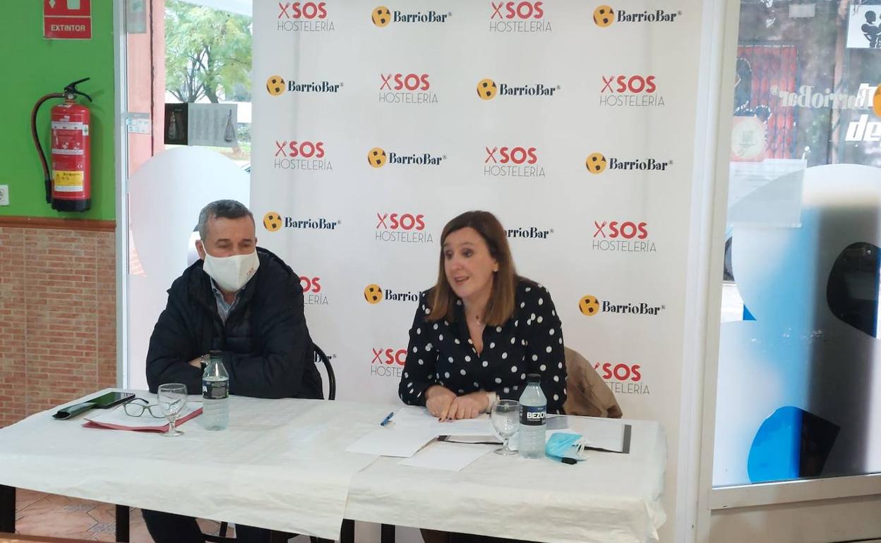 El presidente de SOS Hostelería, Fidel Molina, y la portavoz del PP en Valencia, María José Catalá. 