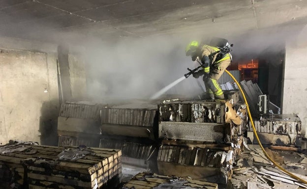 Bomberos del SPEIS durante la intervención en el incendio declarado en Alicante. 