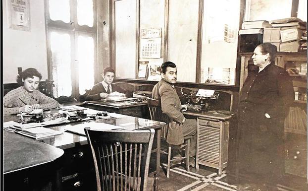 Imagen principal - Oficinas. Rosita, a la izquierda, cuando trabajaba en la sección de contabilidad del almacén. A la derecha, la abuela Carmen. | Mujeres. Trabajadoras en el primer almacén de Ismael Gimeno, encajando naranjas marca 'Rosita'. | Hermanos. Ismael y Bautista Gimeno, padre y tío de Rosita, en la inauguración de su nuevo almacén, en 1968.