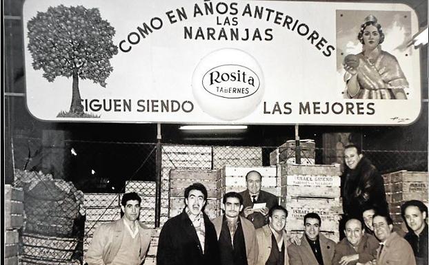 Madrid. Vendedores y clientes de Naranjas Rosita posan en el antiguo Mercado de Legazpi de la capital, en los años 60. 