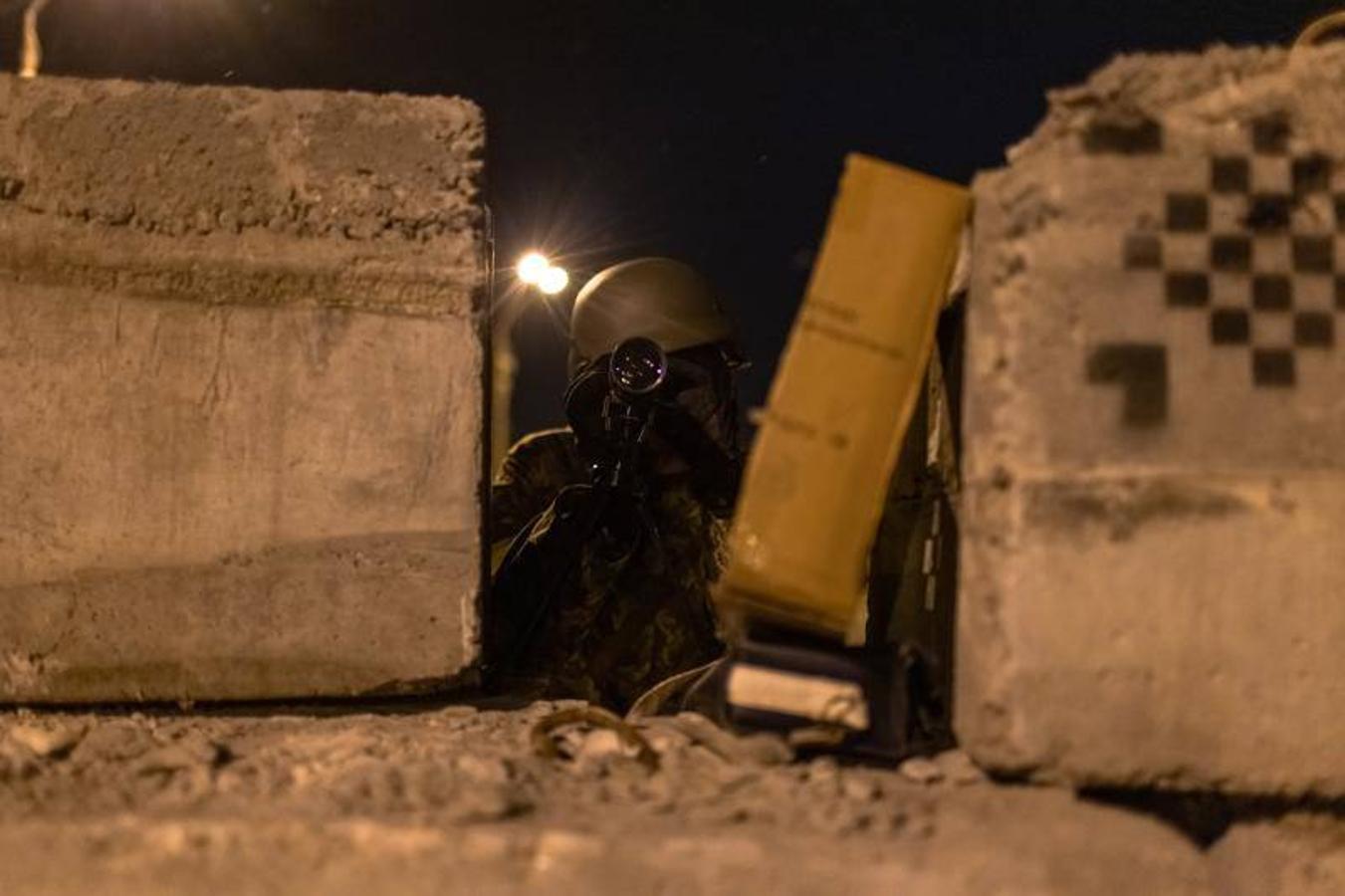 Un soldado preparado para disparar.