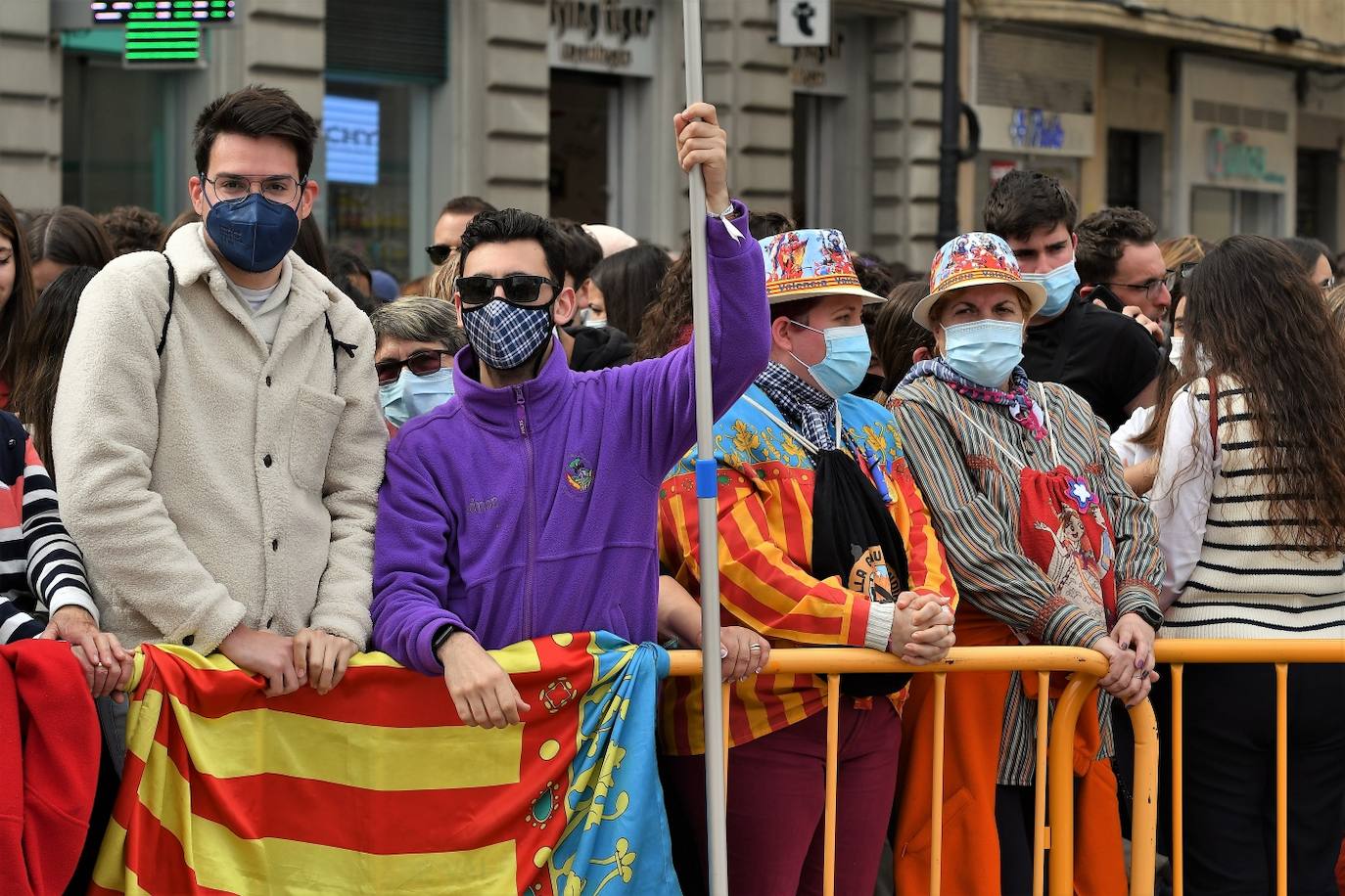 La mascletà del 8 de marzo, Día de la Mujer, ha sido disparada por Reyes Martí. 