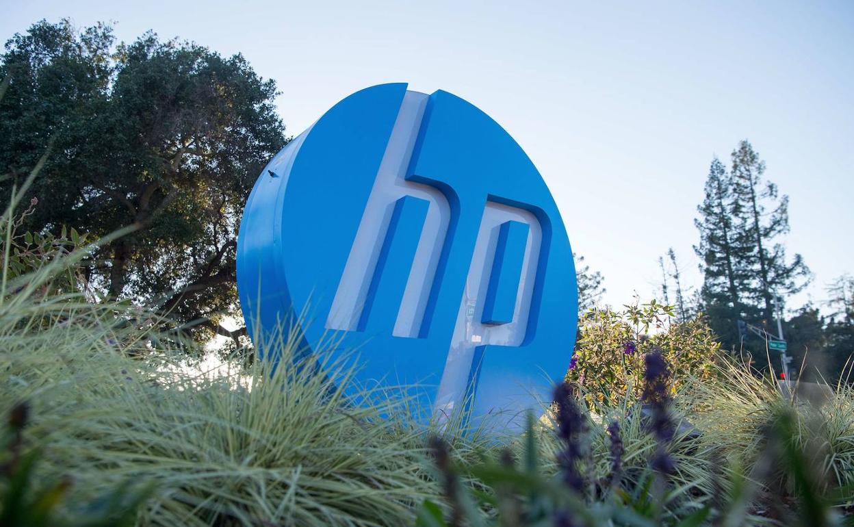 Logo de HP en uno de los centros de la compañía. 