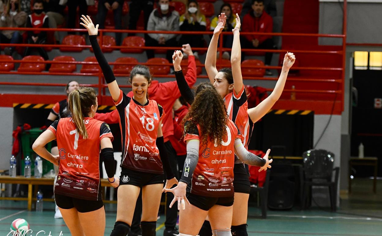 Las jugadoras del Xàtiva Voleibol celebran la victoria. 