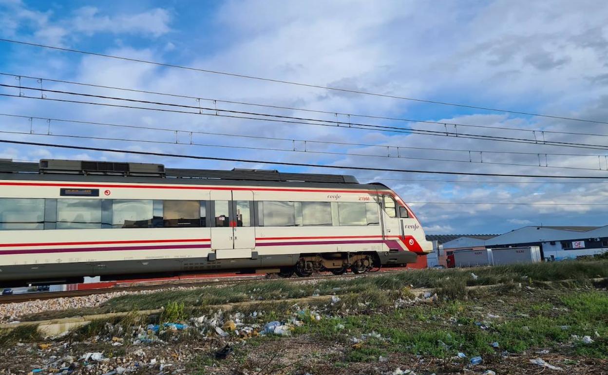 Un tren pasa por las vías que atraviesan los jóvenes los fines de semana. 