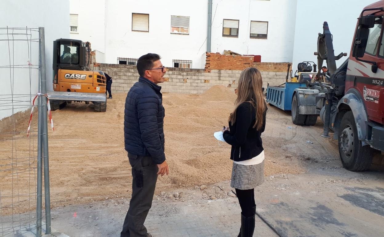 Ana Morell en una visita a la zona donde se está habilitando el aparcamiento. 