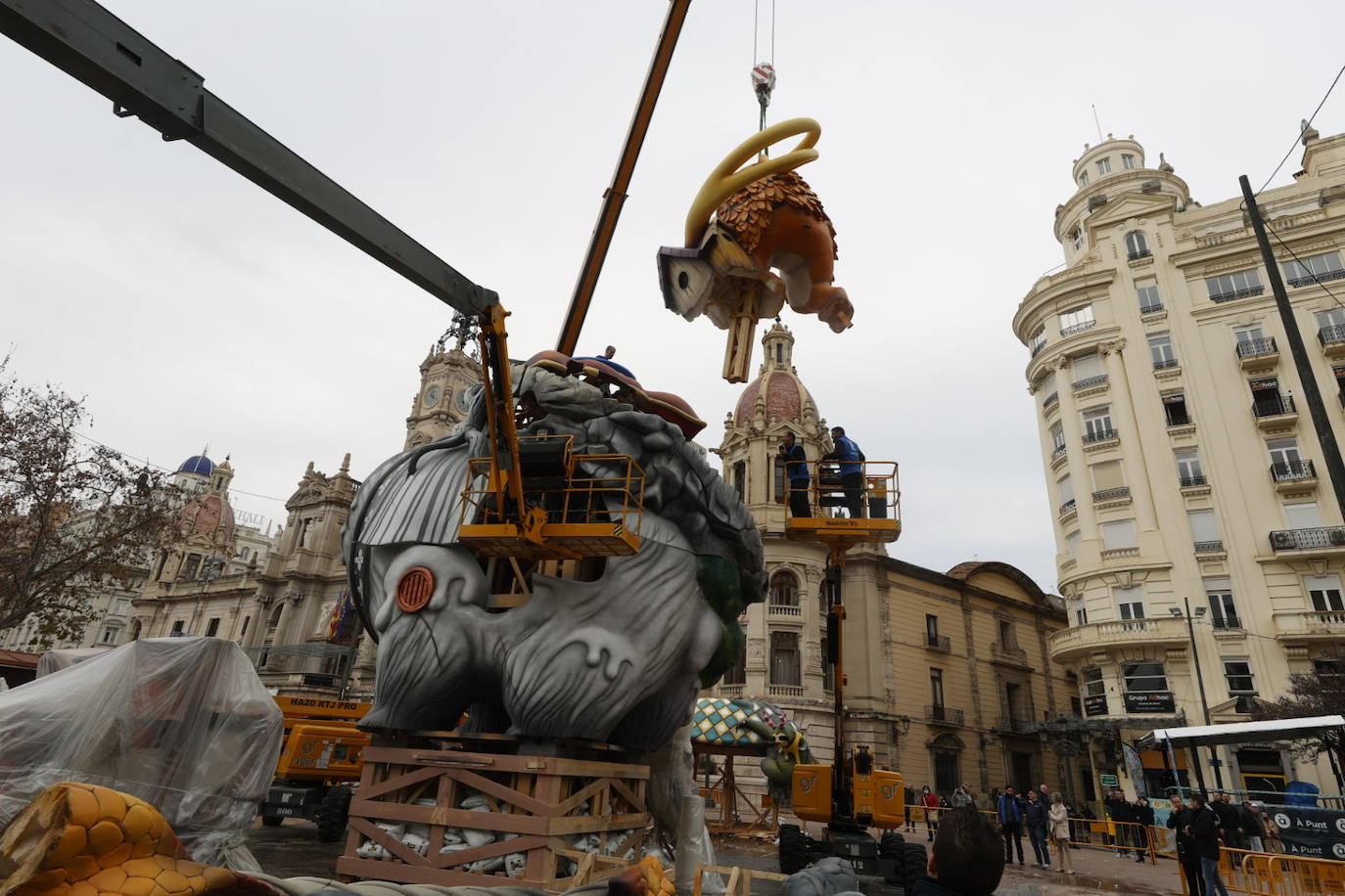 Piezas de la falla municipal en la Plaza del Ayuntamiento.