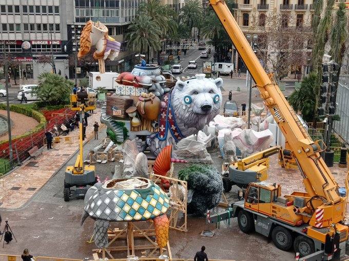 Piezas de la falla municipal en la Plaza del Ayuntamiento.