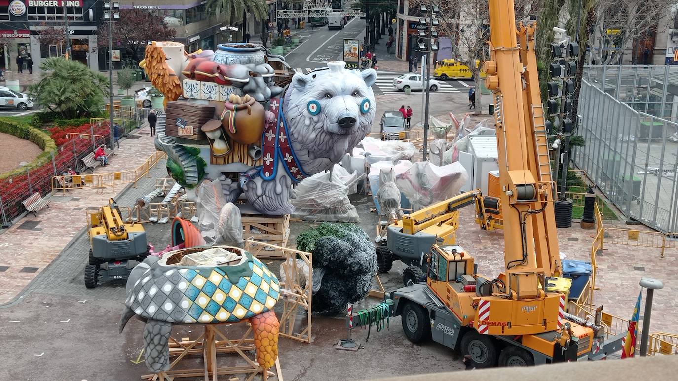 Piezas de la falla municipal en la Plaza del Ayuntamiento.