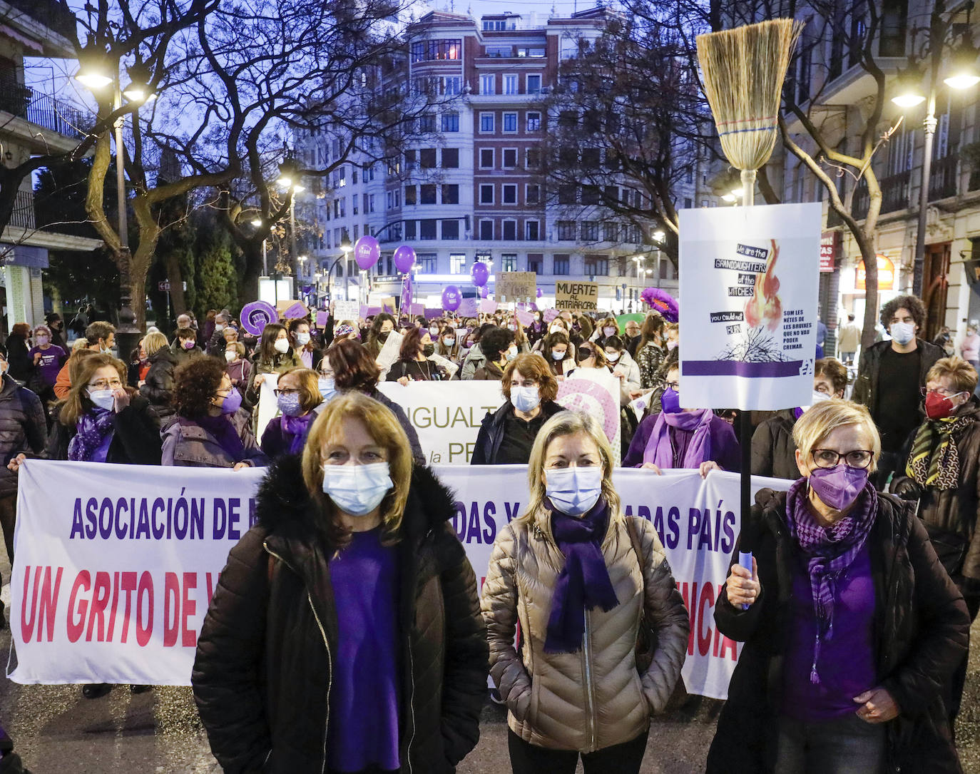 Fotos: Actos y manifestaciones feministas en Valencia por el 8M