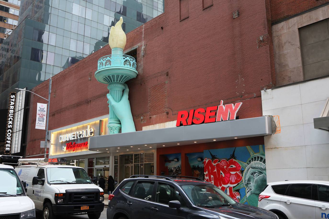 Ver la ciudad de Nueva York a tus pies es posible con la nueva atracción que ha instalado la ciudad en Times Square. En ella, los asistentes tienen una visión de la ciudad a través de siete galerías de exposiciones que celebran aspectos icónicos de Nueva York. La pieza central es un teatro volador de última generación que ofrece a los visitantes un recorrido aéreo por Nueva York. 